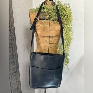 COACH- vintage 90’s classic leather bag/crossbody!